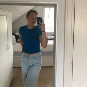 Weekday marinblå T-shirt - En marinblå t-shirt i tunnt material från weekday. Den är i mycket bra skick och har inga fläckar💙 (Jag säljer också jeansen)