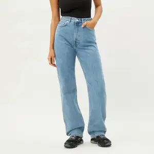 Säljer dessa jeans från weekday i modellen ”rowe”, hur sköna som helst och verkligen jättesnygga, säljer då dom blivit för tajta på mig för min smak. kontakta mig gärna privat för fler bilder❤️ köptes för 500, säljer för 200