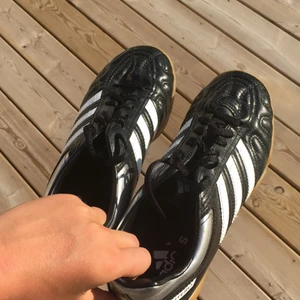 Adidas skor  - Ett par löparskor/ gympaskor som är riktigt snygga och rena!! Skorna är ganska så oanvända, skorna är köpta för ungefär 600kr. Utgångspriset är 200kr och kan diskuteras skorna finns i Eskilstuna!👍🏼