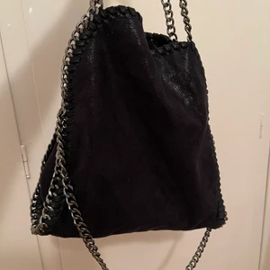 Svart handväska med kedjor - Svart handväska, men två olika handtag. Använd tre gånger. Vid post tillkommer frakt.