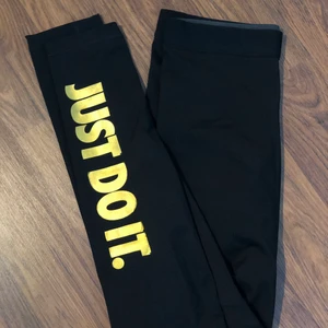 Nike PRO tights S guld  - Nike PRO tights i storlek S, med guld text. Använda men fåtal gånger så de är i mycket gott skick