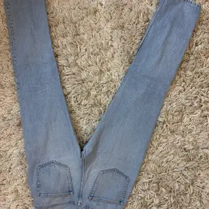 Blåa mom jeans från weekday i bredd:27 och länd:30 
