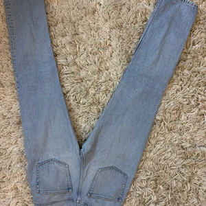 Weekday Seattle blue jeans - Blåa mom jeans från weekday i bredd:27 och länd:30 