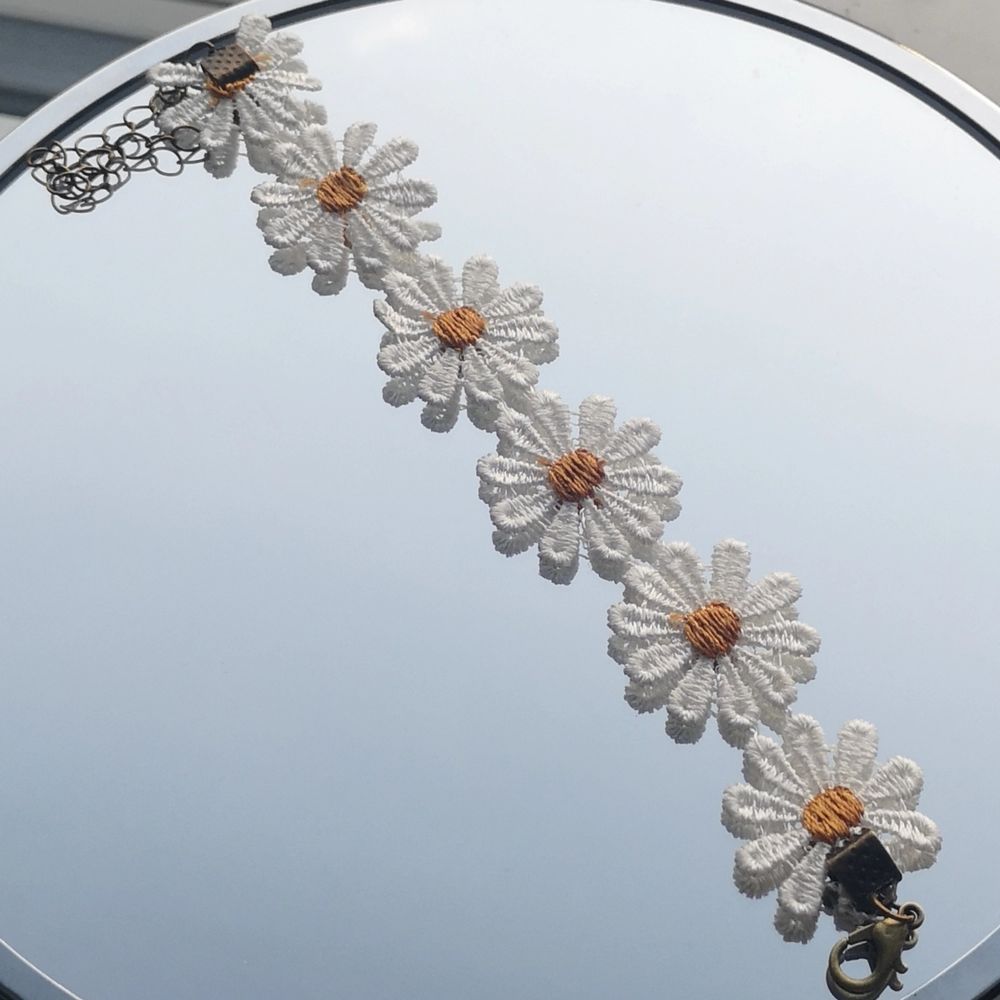 Justerbart armband med blommor på. En av blommorna har en liten försumbar defekt som syns på bild 3. Annars är det i gott skick. Frakt vanligt brev (ej spårbart) är inräknat i priset. Kan ordna spårbar frakt men det kommer kosta extra. Svara inom TRE dagar annars säljs den vidare om andra är intresserade 🌼. Accessoarer.