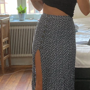 & Other stories kjol - Kjol från & Other Stories storlek 34. Använd fåtal gånger och i fint skick. Kjolen går till under knäna på mig och jag är 167 cm lång. Kan mötas i Stockholm runt Södermalm men kan också frakta men köparen står för kostnaden 🌸. 