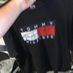 Fake tommy hilfiger tröja - Fake tommy hilfiger tröja från aiya napa, köpte för 100 kronor, storlek 3XL men mer som en XL, använd 2 gånger till stranden men inte mer.