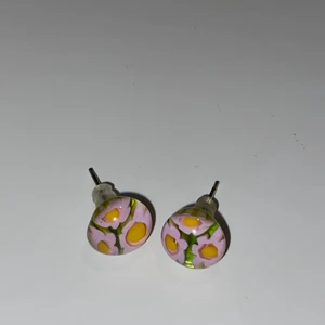 Örhängen  - Örhängen med blommor, rätt så bra skick ganska gamla men inte använda. Köpare står för frakt🤗