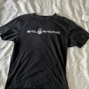 Sail racing tshirt - Säljer min sail racing tshirt då den inte används längre! Den är i jätte fint skick, trycket är som nytt 10/10! Köptes för 349kr 