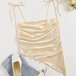 Beiget linne i satin - Ett sätt asymmetriskt linne från Shein i storlek XS. Aldrig använt, var lite för stort för mig. Axelbanden är justerbara