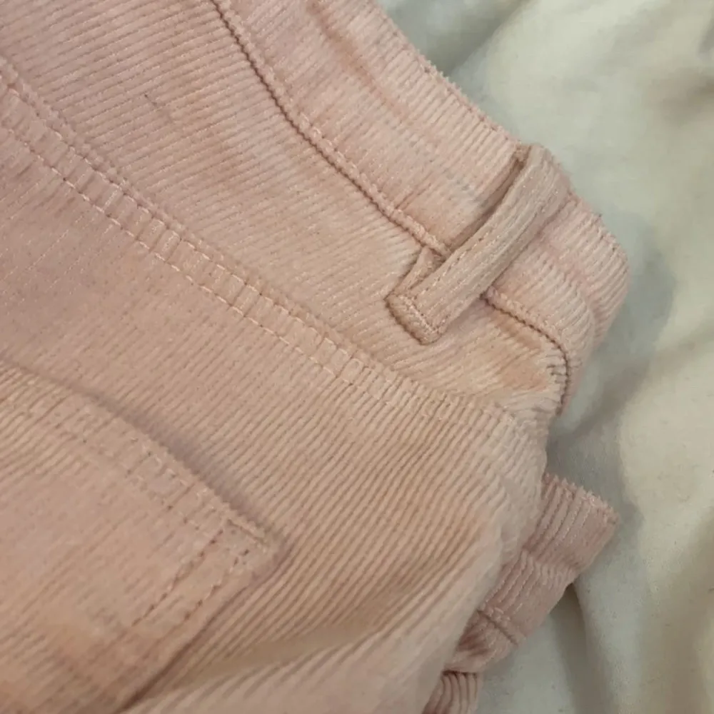 Säljer dessa ljusrosa Manchester byxor från H&M. Använts vid 1 tillfälle, inga defekter. Köptes för 400 kr säljer för 100 kr. Strl 36. Jeans & Byxor.