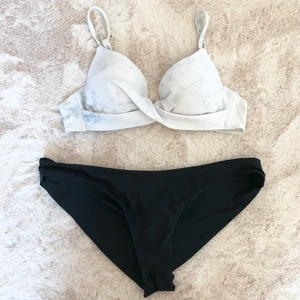 Bikiniset  - Bikiniset bestående av en marmorfärgad överdel med justerbara band samt en vanlig enkel underdel med krås baktill (se bild). Går att köpa underdelen och överdelen separat (20kr styck). Underdelen har storlek L och överdelen 80A. Tvättas självklart före sändning. 