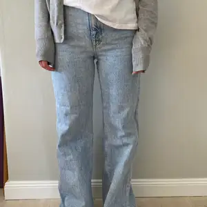 Super fina jeans från monki som nästan är i nyskick. Nypris: 500kr Mitt pris: 200kr