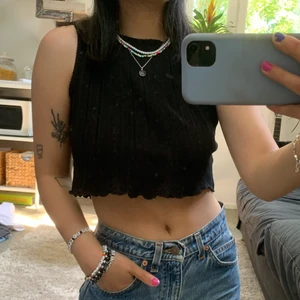 Croppad linne - Super söt croppad ”stickad” linne från na-kd. Använt den fåtal gånger men fortfarande i bra skick. Storlek xxs men passar även större storlekar. Jag har vanligtvis xs i toppar 🥰