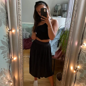 Plisserad kjol strl XS - Assnygg svart kjol perfekt till sommaren. Säljer pga råkade köpa två stycken. Aldrig använd, nyskick. Köpare står för frakt