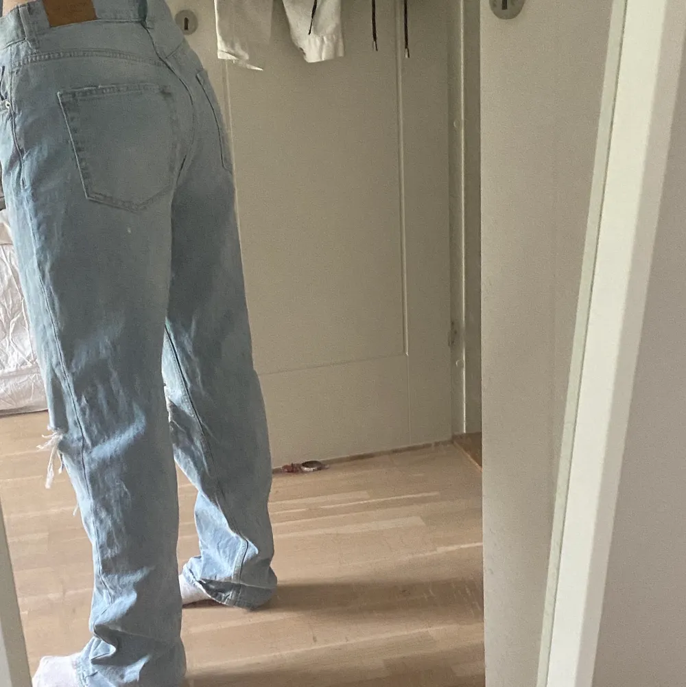 90’s high waist jeans från Gina tricot som tyvärr är alldeles för stora på mig, aldrig använda💕. Jeans & Byxor.