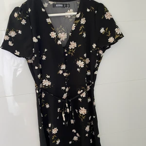 Blommig klänning från missguided - Helt ny klänning från missguided. I storlek 36 och jag säljer för 150 + frakt 48 kr❤️