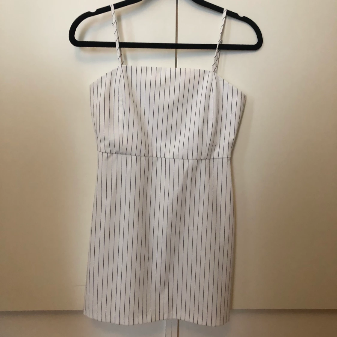 Jättefin vit randig klänning