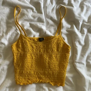 Ribbat linne - Ribbat linne från Urban Outfitters som tyvärr inte kommer till användning. Fick det i present och har aldrig använts. Storlek M men den är relativt töjbar🌸