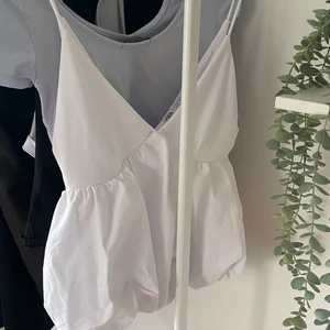 Zara linne - Säljer då den aldrig kommer till användning. Kan mötas i Stockholm annars står köparen för frakten. Skriv för fler bilder🌼🌸🧚🏻