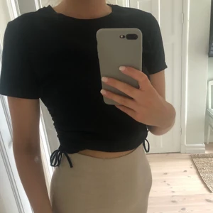 Topp från Zara - Snygg och trendig tröja från Zara. Endast testad. Storlek L men liten i storlek, passar S/M. Kan komma överens om ett pris för leverans.💞 