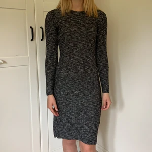 Bikbok tunt stickad klänning - En jättefin tunt stickad klänning från Bikbok som säljes på grund av att den är för liten för mig (lillasyrran fick vara model). Den är i storlek XS men har passat mig som var S. Inga skador och i fint skick. Jättebekväm!!💕