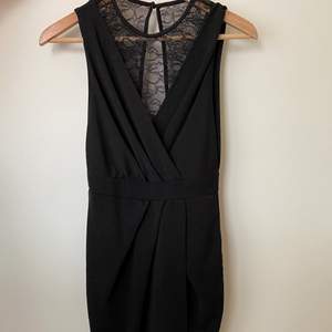 Superfin svart klänning med spets i storlek s. Använd 1 gång och den är i nyskick. Köparen står för frakten. Klänningen är ifrån Sisters Point.