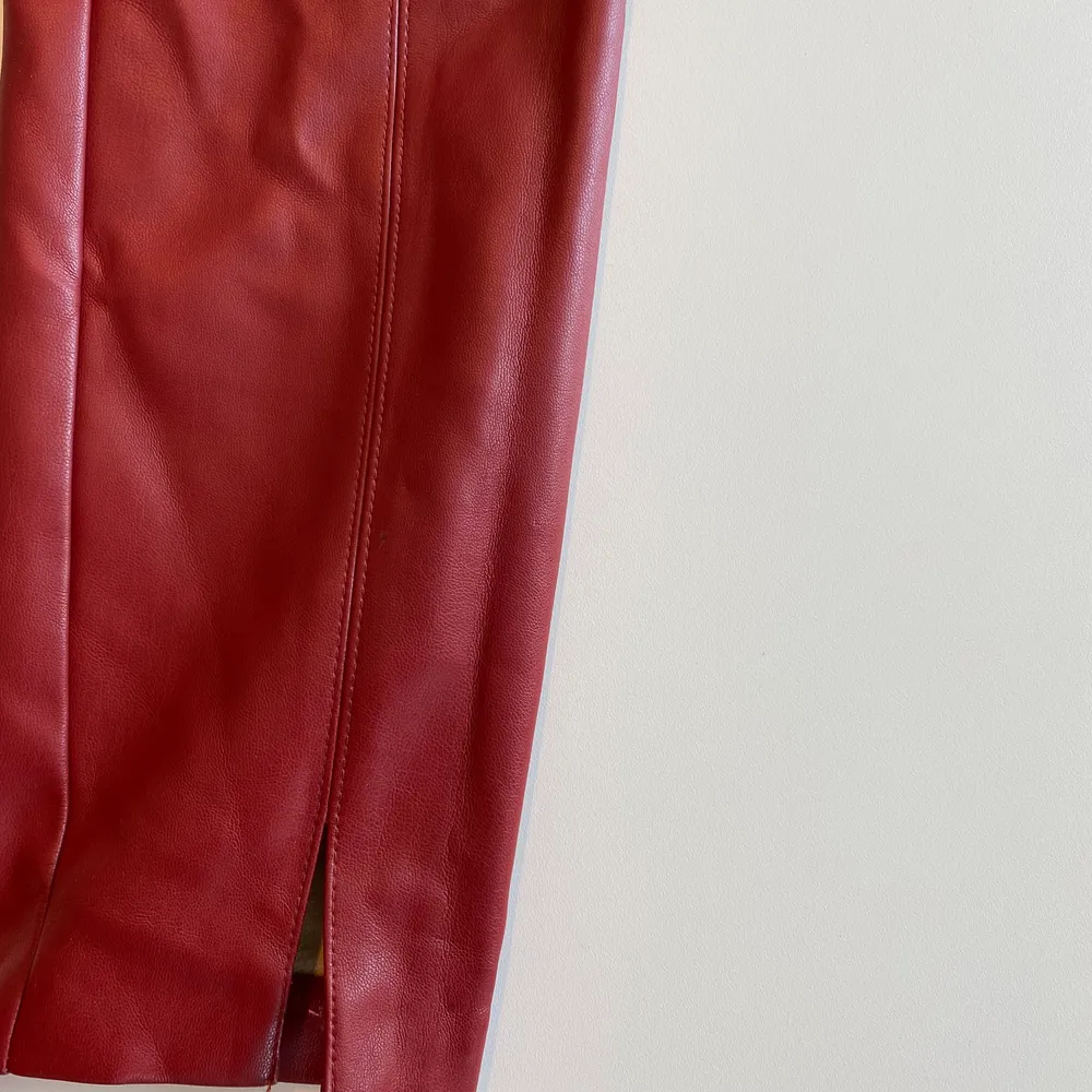 Snygga skinnbyxor/leggings (typ läderimitation) från Zara i storlek M. Använda 1 gång och är i fint skick. Har slits nere vid ankeln och dragkedja i sidan av midjan. Köparen står för frakten . Jeans & Byxor.