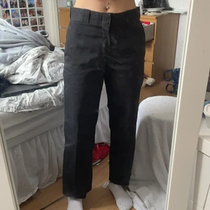 Dickies 874 orginal fit stl S - Säljer mina Dickies 874 orginal fit då dom inte passar längre. Har klippt av dom vid anklarna, då jag tyckte de såg bättre ut. Köpta för 649kr, säljer för 150kr+ frakt då dom är avklippta. Kan även mötas i Sundsvall 