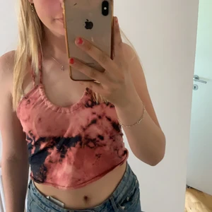 Festtopp - Ascool festtopp/sommartopp med knytning i ryggen som jag har färgat själv. Passar till både shorts, kjol och byxor❕