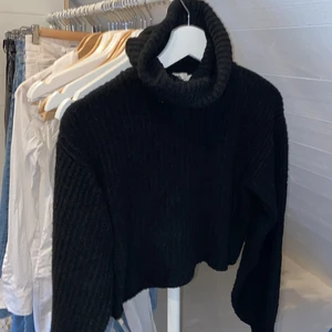 Svart stickad tröja strl XS - Superfin! Bra skick. Linn Ahlborg kollektion. Långa armar