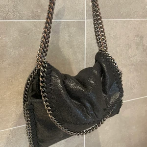 As snygg väska  - En jätte fin svart glittrig väska, köpt 2019. Väskan är använd vilket syns lite på kedjan!! Annars är den i nyskick!! Jättefin och rymlig, skriv vid frågor, annars köp direkt för 400kr + frakt!! 