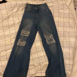 Helt nya baggy jeans som är jättefina som jag säljer för att dom tyvär är för stora och för långa för mig! Storlek är xxs men skulle säga att dom passar någon som har storlek s. Orginal pris: 350kr