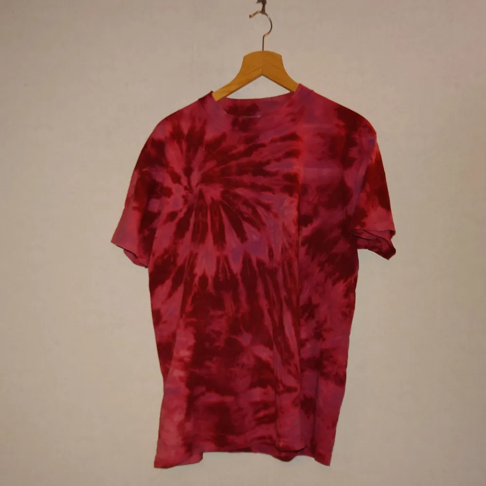 En t-shirt jag gjort tie dye på! Fins ingen lapp kvar men skulle säga att det är storlek M. . T-shirts.