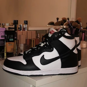 Nike Dunk High Panda  - Hej, jag säljer nu mina helt nya Nike Dunk High Panda i strl 35, passar även 36, som jag bara har testat en gång. Köpt av en tjej här på plick och hon hade själv bara testat dom. Så de är i helt nyskick. Nypris 1900, buda eller köp direkt för 1000kr. Köparen står för frakten💕