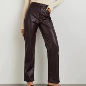 Byxor bruna  - 90s byxor i fejkläder från Gina Tricot! I en så fin brun färg. Köpte för cirka en månad sen, nypris 499. Använda 2 gånger. Storlek 44🤎 Vill du ha fler bilder? Bara att fråga!🥰