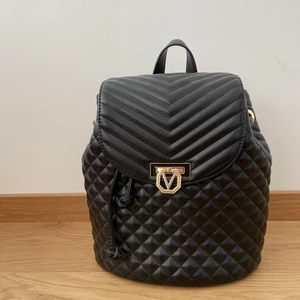 Ryggsäck - Fin ryggsäck från Valentino Handbags i quiltat mönster! Perfekt storlek om du inte orkar ha handväska men ändå inte vill ha en superstor ryggsäck.   Botten på väskan är 25x15cm och sedan ca 28 cm hög.   Väldigt fint skick. Dustbag medföljer.