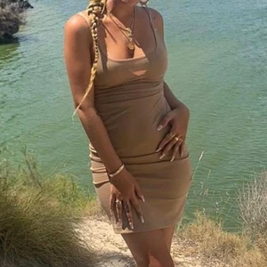 Stretchy tight dress - Selling this beige dress from Zara <3