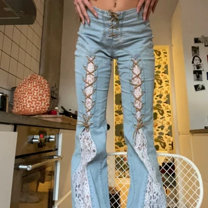 Y2K bootcut jeans med snörning och lace  - Y2K drömmarnas jeans!! Dem är bootcut, och snörade vid benen och "gylfen" som också består av snörning. Dem sitter skitbra på och är lite stretchiga 
