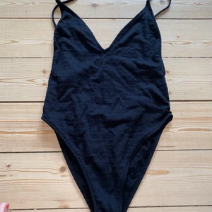 Baddräkt Svart XS/S - Svart baddräkt, inga lappar kvar. Passar mig som är storlek XS LITEN S tror den är köpt på zara