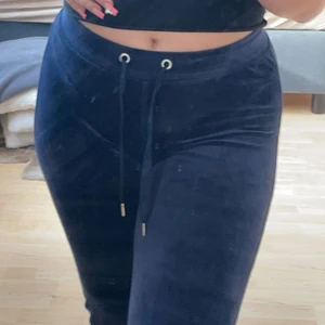  Ginatricot mjukis  - Marinblå Gina mjukis byxor i storlek XS