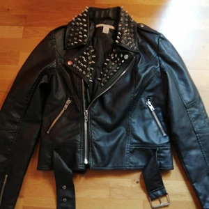 Bikerjacka med nitar  - Bikerjacka med nitar i storlek S. Köpt här på plick men var tyvärr för liten på mig. Fint skick. Frakt tillkommer med 79 kr i postens påse 🌸