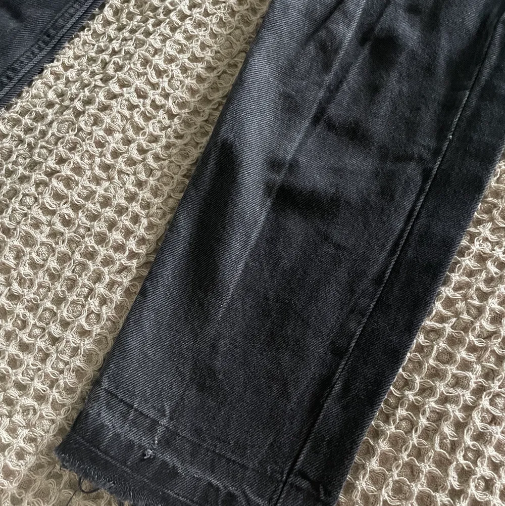Skit snygga jeans från NA-KD, jeansen är i storlek 36 och har två olika nyanser av grått!! Pris kan diskuteras vid snabb affär😊. Jeans & Byxor.