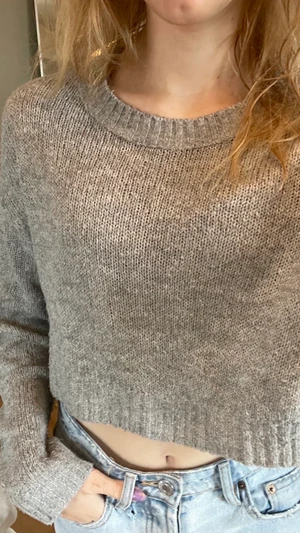 Grå Stickad tröja  - Säljer denna fina tröja från H&M. Den är använd men i bra skick. Storlek XS men passar även S. Priset är 40kr+frakt 