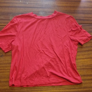 Röd topp - Röd topp storlek m. 20 kr. Samfraktar vid köp av flera varor för 66 kr ❣📦