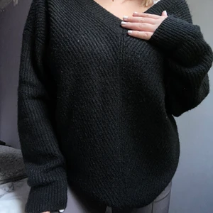 Svart stickad tröja från H&M - Svart stickad tröja som även funkar som kort klänning , perfekt till hösten. I bra skick då jag knappt använt den.