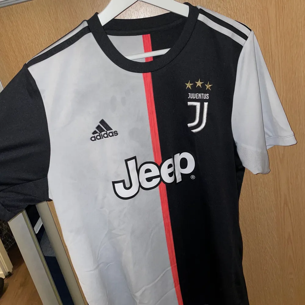 Hej säljer min Juventus tröja knappt använd har spelat fotboll i den några gånger bara, det är inget fel på den, jag köpte den på adidas hemsida och jag säljer den för att jag bytte till ett annat lag:). T-shirts.