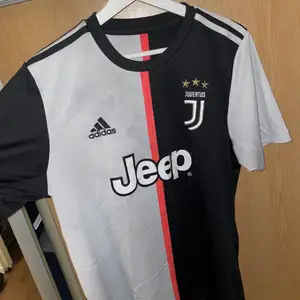 Hej säljer min Juventus tröja knappt använd har spelat fotboll i den några gånger bara, det är inget fel på den, jag köpte den på adidas hemsida och jag säljer den för att jag bytte till ett annat lag:)