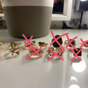 Ringar  - Fina guldringar från olika ställen, en ring för 15kr, alla för 120kr