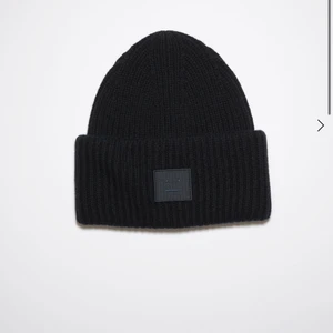 Acne mössa - Säljer min jätte fina acne mössa! Den är i väldigt bra skick💕 Har endast haft den sen förra vintern, då kom den inte till så mycket andvändning. Därför säljer jag den. Jag säljer den för 600!💘 (priset kan diskuteras) Nypris är 1200 kr 