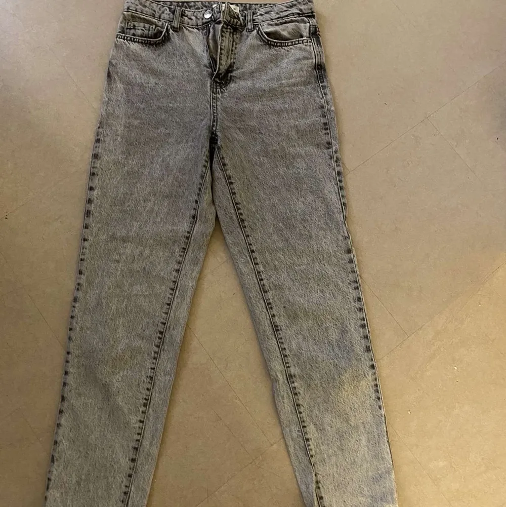 Säljer nu mina fina gråa jeans från Gina i storlek 36 då dem blivit för korta (en kompis tog bild) Nypris 500kr säljer för 180+ frakt❣️. Jeans & Byxor.